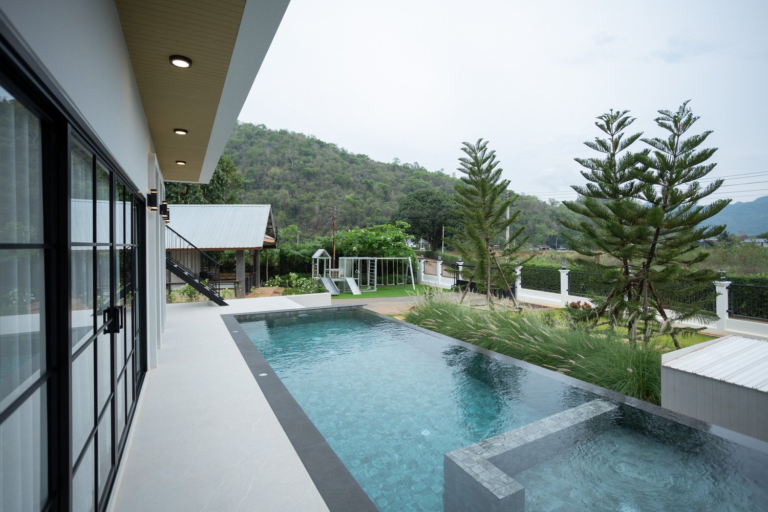 บรรยากาศสระว่ายน้ำมุมกว้าง